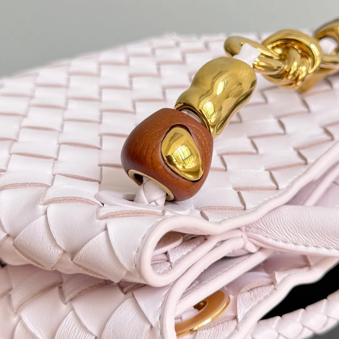 The new Andiamo batch of 3060 BV is shipped‼ ️The classic intercciato weaving process is used to create a soft bag, the metal knot is made of micro-cast aluminum using jewelry technology🪢, and the decorative beads are made of metal and hand-polished oak, allowing you to jump repeatedly between elegance and fun💃, making it unpredictable. Classic and versatile, it shows off your temperament, and the bag has a large capacity, making it very convenient for daily commuting! It has a variety of carrying methods, the shoulder straps can be adjusted by yourself, the original lambskin feels soft and delicate, and the unisex style breaks gender boundaries and brings a more practical and long-lasting use experience. The Andiamo, which has both elegant and casual styles, perfectly interprets the "fashionable old money style". Style number: 743568+wood hardware Color: Happy Pink Size: 25*22*10.5cm